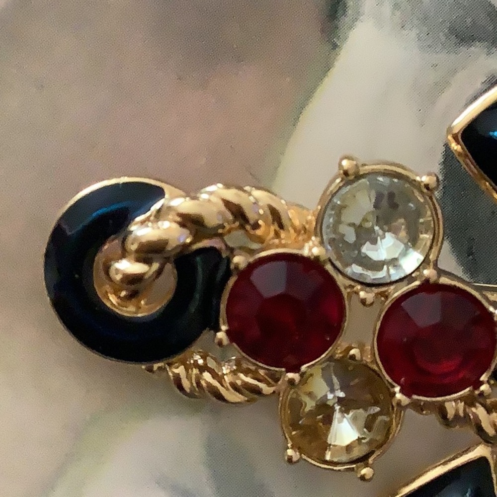 *RARE* VINTAGE “TRIFARI TM” ANCHOR ROPE ENAMEL RHINESTONE & GLASS BROOCH Signed - Picture 7 of 7